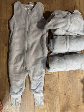 Halo (4) Plush Wearable Blanket Romper in Light Gray
VEUC first time owner